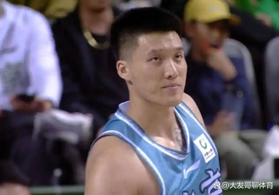 意甲赛程吃紧，江苏男篮集结日单刀错失，令人意外，临场指挥获称赞的简单介绍