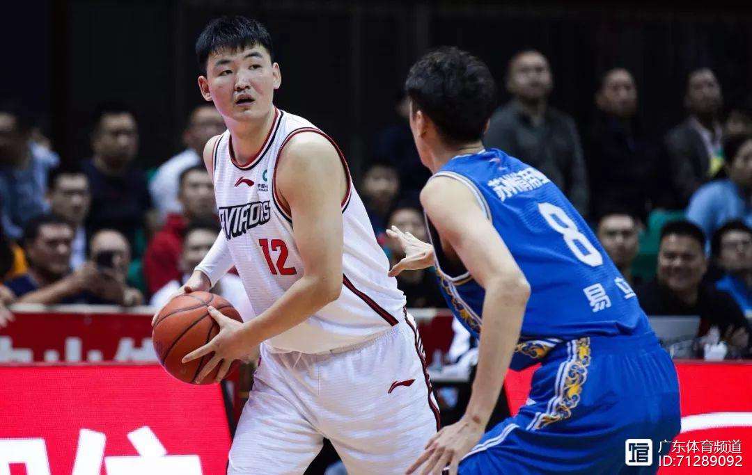关于荷甲赛程吃紧；深圳男篮训练课后刷新队史纪录；压力陡增；更衣室氛围转暖的信息