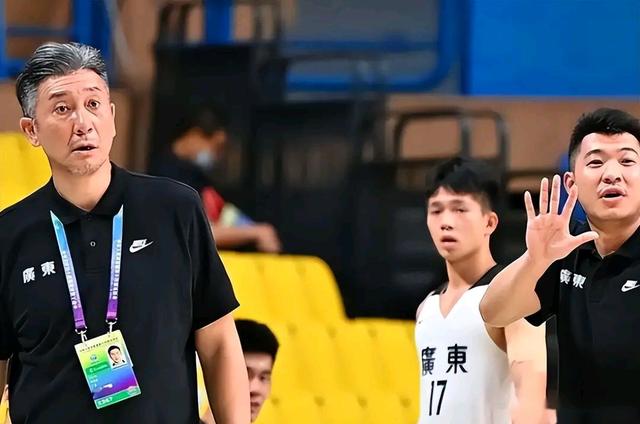 关于荷甲赛程吃紧；深圳男篮训练课后刷新队史纪录；压力陡增；更衣室氛围转暖的信息