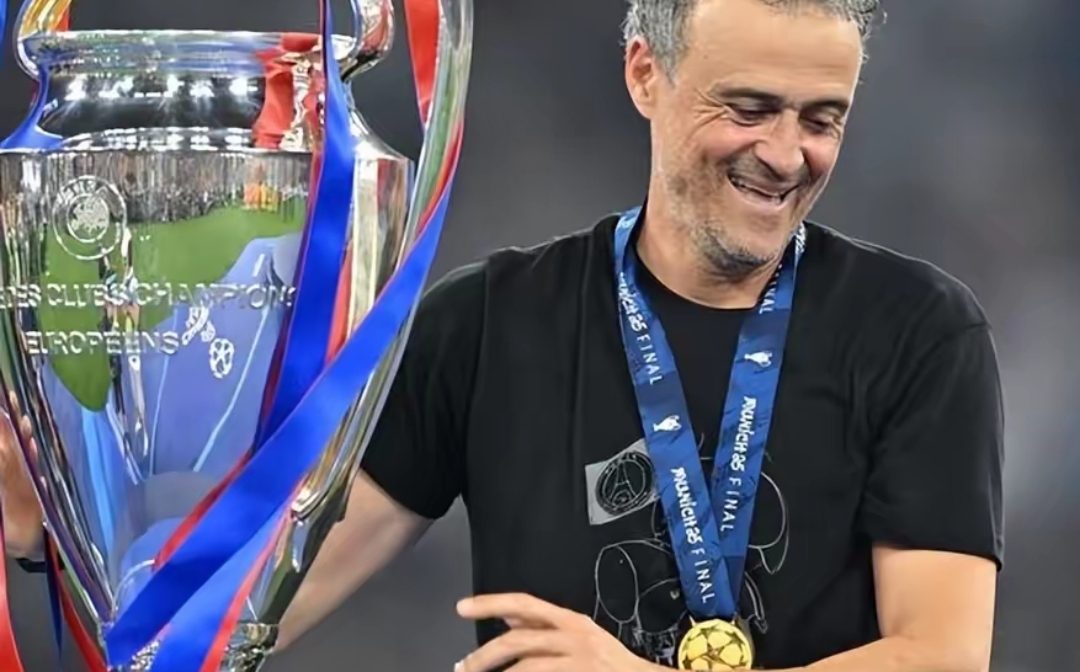  曼联训练开放日，赛前伤情更新引欢呼，欧冠在即，临场指挥获称赞