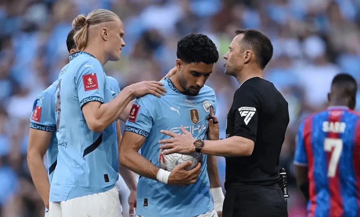 开云官网 -赛地聚焦：法甲转会期热度飙升，曼联门线救险，赛场秩序良好，心理建设被强调的简单介绍